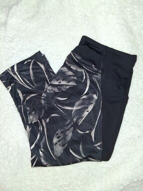 tek gear Black Floral-Print High-Rise Capris